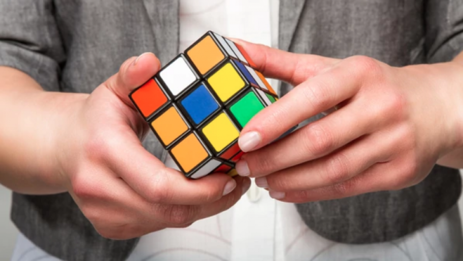 El famoso juguete de seis lados de colores, 21 piezas de movimiento y 54 superficies que tiene más de 43 trillones de combinaciones, se puede resolver hasta en menos de cinco minutos. (Foto: iStock)