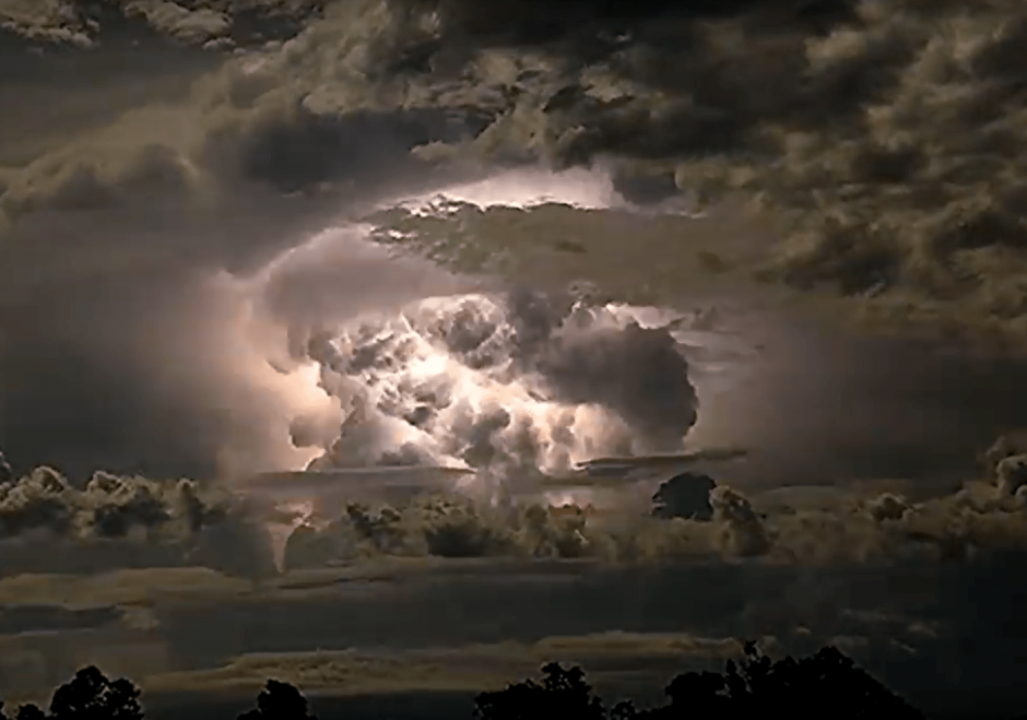 Esta tormenta el&eacute;ctrica fue captada en Australia. (Foto: captura de pantalla/YouTube)