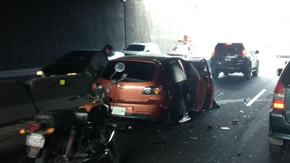 Un menor result&oacute; herido en un accidente que se produjo en la zona 18 bajo el puente de Lomas del Norte. (Foto: BGReyes)