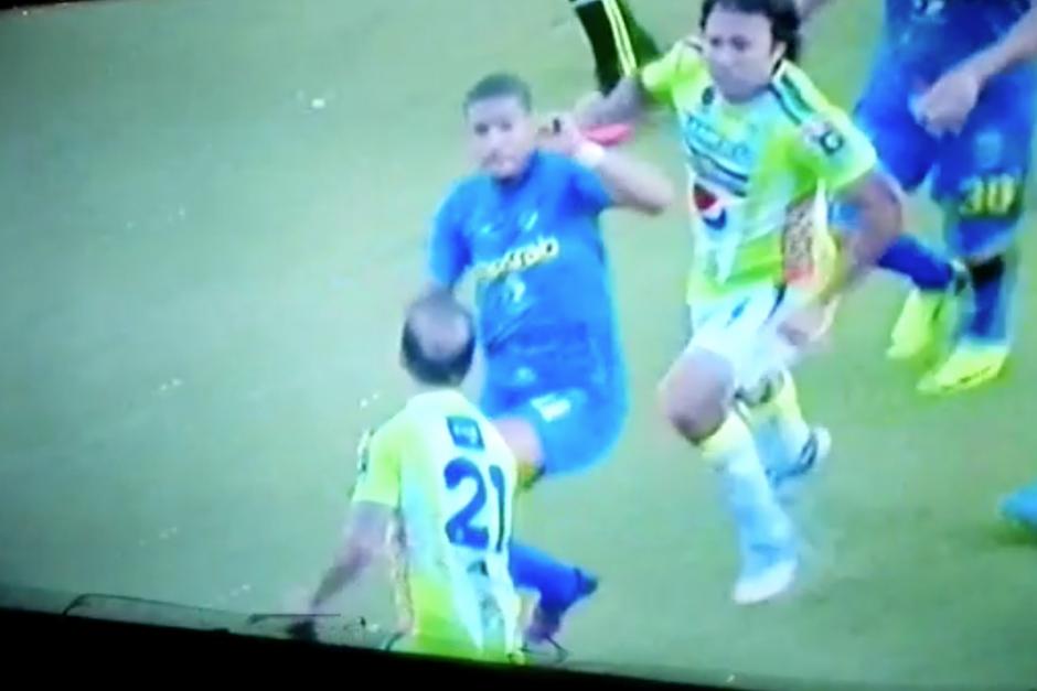 Terminaba el encuentro entre Antigua y Cob&aacute;n, cuando un jugador del segundo equipo inici&oacute; las agresiones. (Foto: TigoSports)