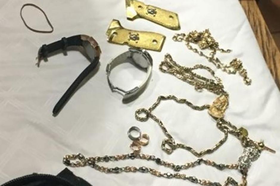 Parte de las joyas encontradas de la celebraci&oacute;n de los 50 a&ntilde;os de Tom. (Foto: Infobae)