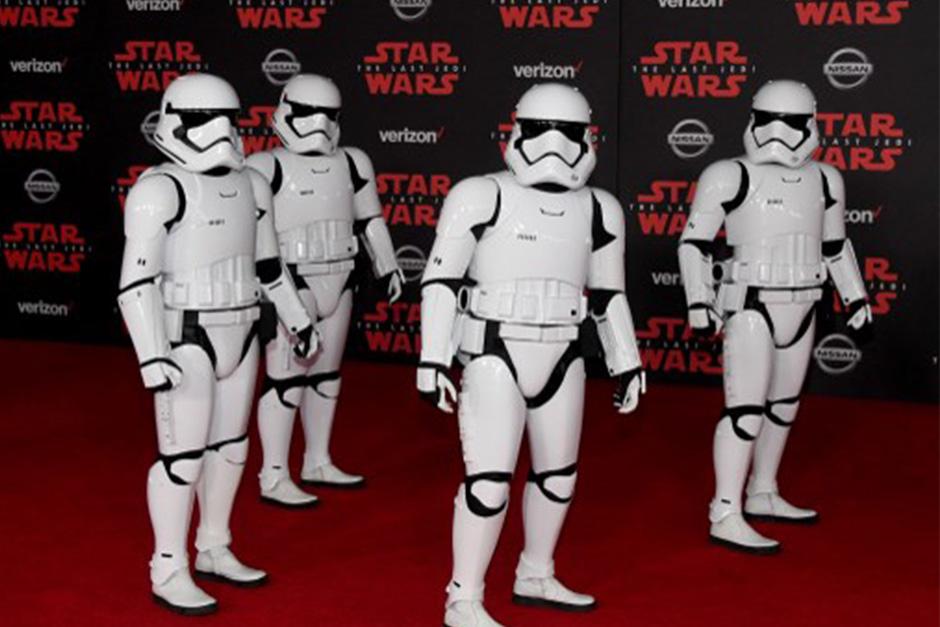 Los "Storm Troppers" no podían faltar a la alfombra roja (Foto: AFP)