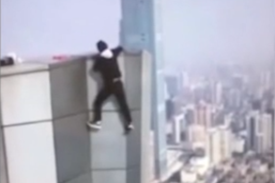 El hombre de 26 a&ntilde;os cay&oacute; de la azotea del Huayuan International Centre, un edificio de 62 pisos. (Imagen: captura de pantalla)