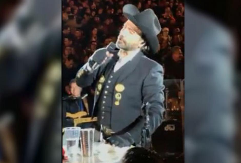 Alejandro Fern&aacute;ndez estaba erbio en un concierto. (Foto: captura de pantalla)&nbsp;