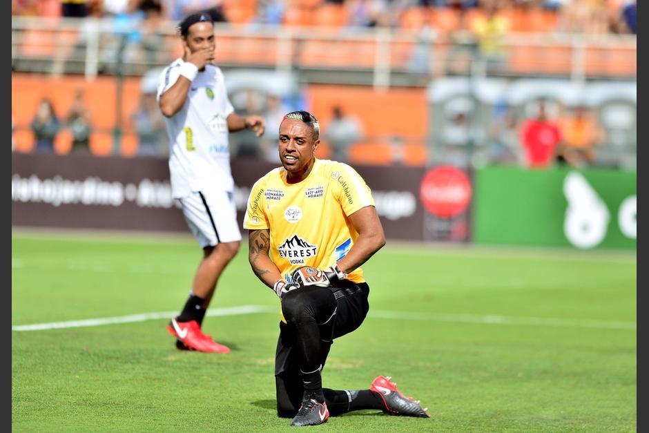 Sidao dej&oacute; con la boca abierta a Ronaldinho al ejecutar el escorpi&oacute;n para evitar la anotaci&oacute;n del 10. (Foto: Globo Sporte)