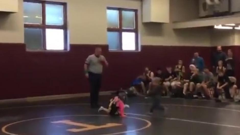 El peque&ntilde;o decidi&oacute; ayudar a su hermana que estaba en pleno combate. (Foto: archivo)