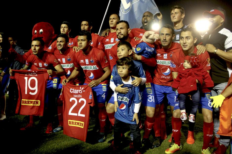 El cuadro titular de Municipal sali&oacute; con las camisetas de Alexis Mata y Nixs&oacute;n Flores antes de empezar el encuentro. (Foto: Fredy Hern&aacute;ndez/Soy502)