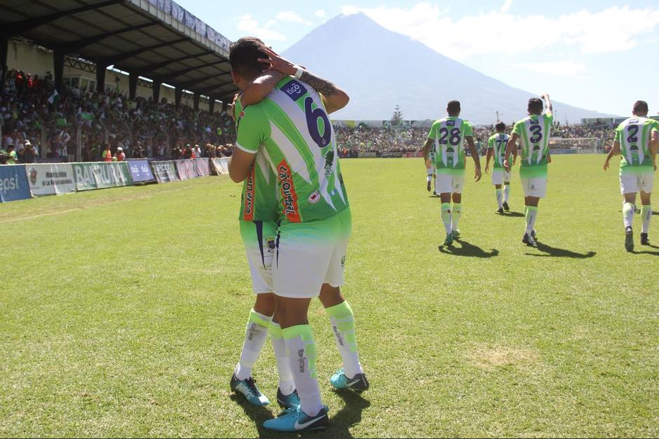 Los jugadores panza verde celebran el primer gol de la final. (Foto: Fredy Hern&aacute;ndez/Soy502)
