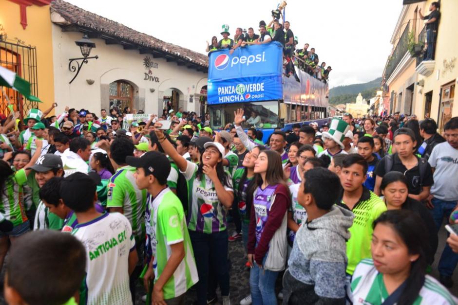 El autob&uacute;s traslad&oacute; al equipo hasta el Parque Central. (Foto: Jes&uacute;s Alfonso/Soy502)