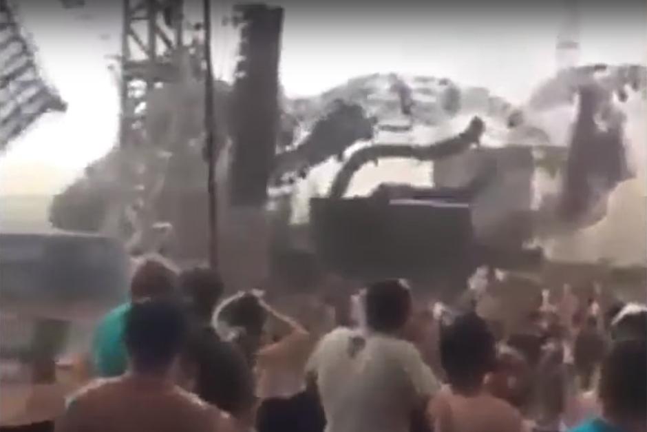 Un DJ muri&oacute; luego que un escenario se desplomara en Brasil durante un festival de m&uacute;sica electr&oacute;nica. (Foto: YouTube)