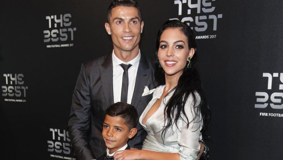 Sale fotograf&iacute;a de la familia completa de Cristiano Ronaldo. (Foto: Mundo deportivo)&nbsp;