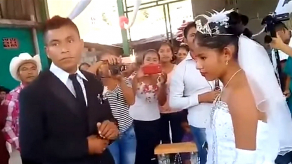 Lo novios recibieron cientos de regalos hechos en "memes" por su expresi&oacute;n. (Foto: captura YouTube)