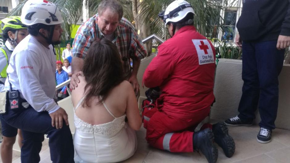 Una mujer sufri&oacute; crisis nerviosa por un incendio de grandes proporciones que se registr&oacute; en el apartamento 903 de un edificio en la zona 10. (Foto: Cruz Roja Guatemalteca)