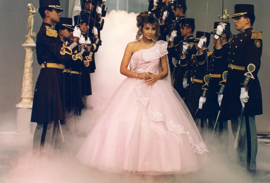 Thal&iacute;a se viste de "Quincea&ntilde;era" de nuevo para presentar su documental. (Foto: Televisa)&nbsp;