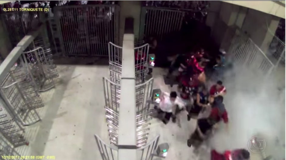 Los torcedores de Flamengo ingresaron a varios sectores del estadio Maracan&aacute; a la fuerza. Muchos fueron reprimidos. (Captura Youtube)