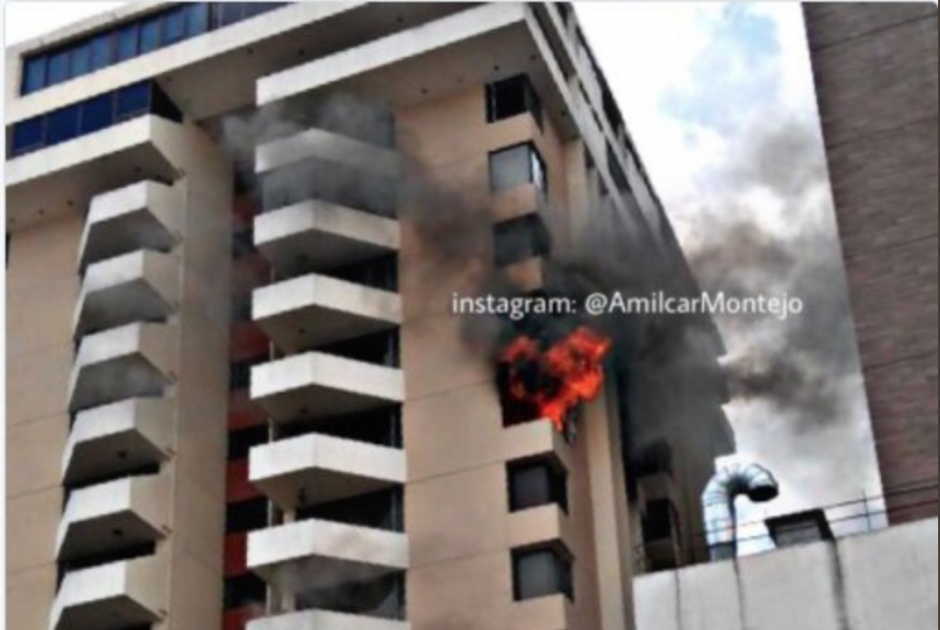 Un edificio de apartamentos de la zona 10 se incendia. (Foto: Amilcar Montejo)&nbsp;