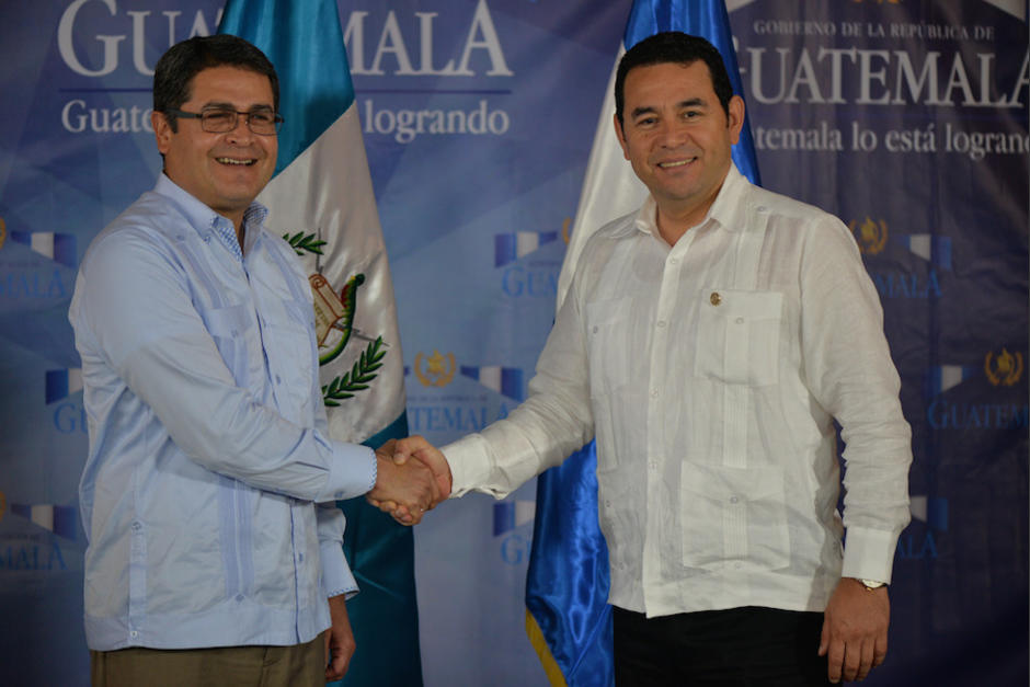 Jimmy Morales siempre se ha llevado bien con su homólogo hondureño, Juan Orlando Hernández. Aquí en una conferencia en la Fueza Aérea, en una visita de Hernández a Guatemala. (Foto: Archivo Soy502/Wilder López)