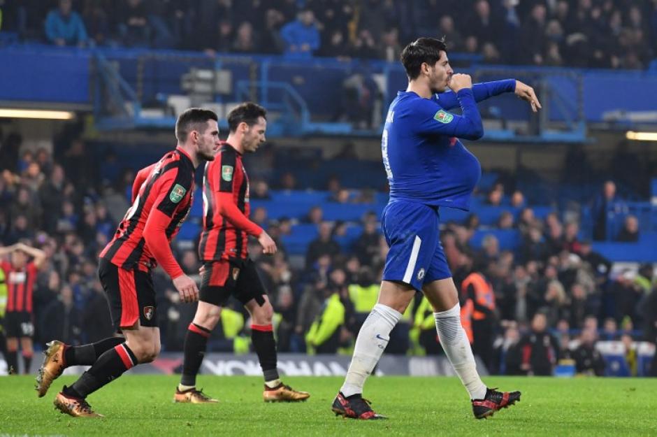 Para el &aacute;rbitro, el festejo de Morata no fue muy agradable. (Foto: AFP)