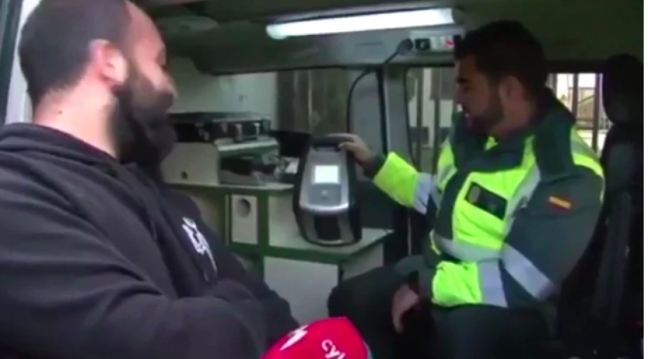 El hombre fue grabado por varios periodistas en la v&iacute;a p&uacute;blica. (Foto: Infobae)