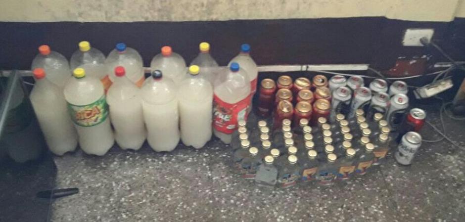 Los reos ten&iacute;an bebidas alcoh&oacute;licas de diversas marcas. (Foto: Sistema Penitenciario)