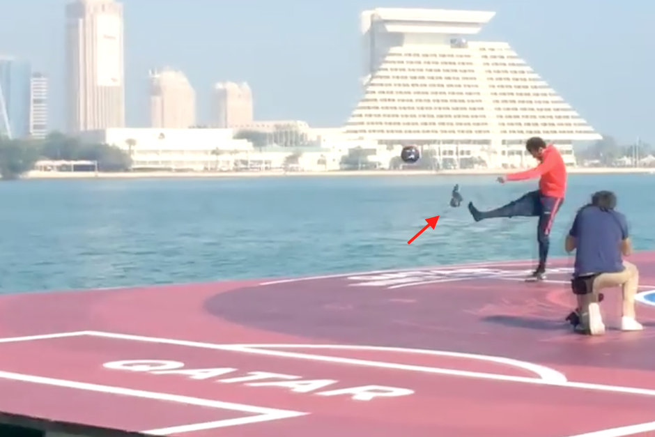 El delantero brasileño quiso lucirse con la pelota pero su zapato le hizo una mala jugada. (Imagen: captura de pantalla)