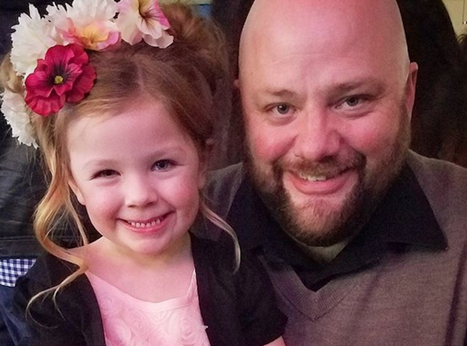 Orgulloso padre aprendi&oacute; a ahcer trenzas como un profesional. (Foto: Instagram)&nbsp;