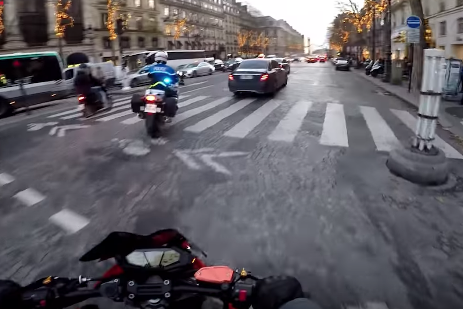El motociclista persigui&oacute; por las calles de Par&iacute;s a la mujer que conduc&iacute;a el veh&iacute;culo hasta que fue detenida. (Imagen: captura de pantalla)