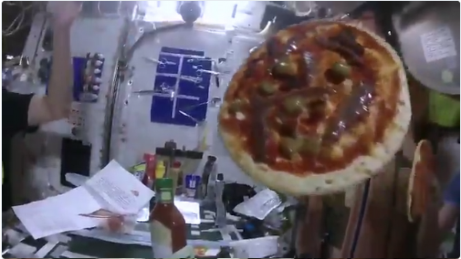La fiesta de pizza fue compartida a trav&eacute;s de la cuenta de Twitter de uno de los astronautas. (Foto: captura de video)