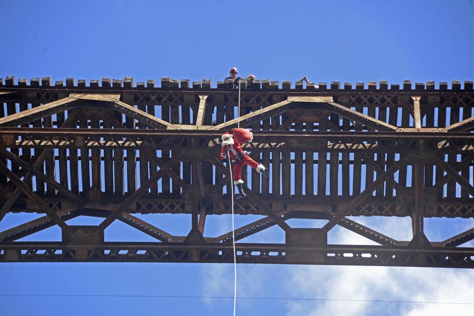 Cada 23 de diciembre, el "Santa Claus de los pobres" baja del puente "Las Vacas". (Foto: Wilder L&oacute;pez/Soy502)