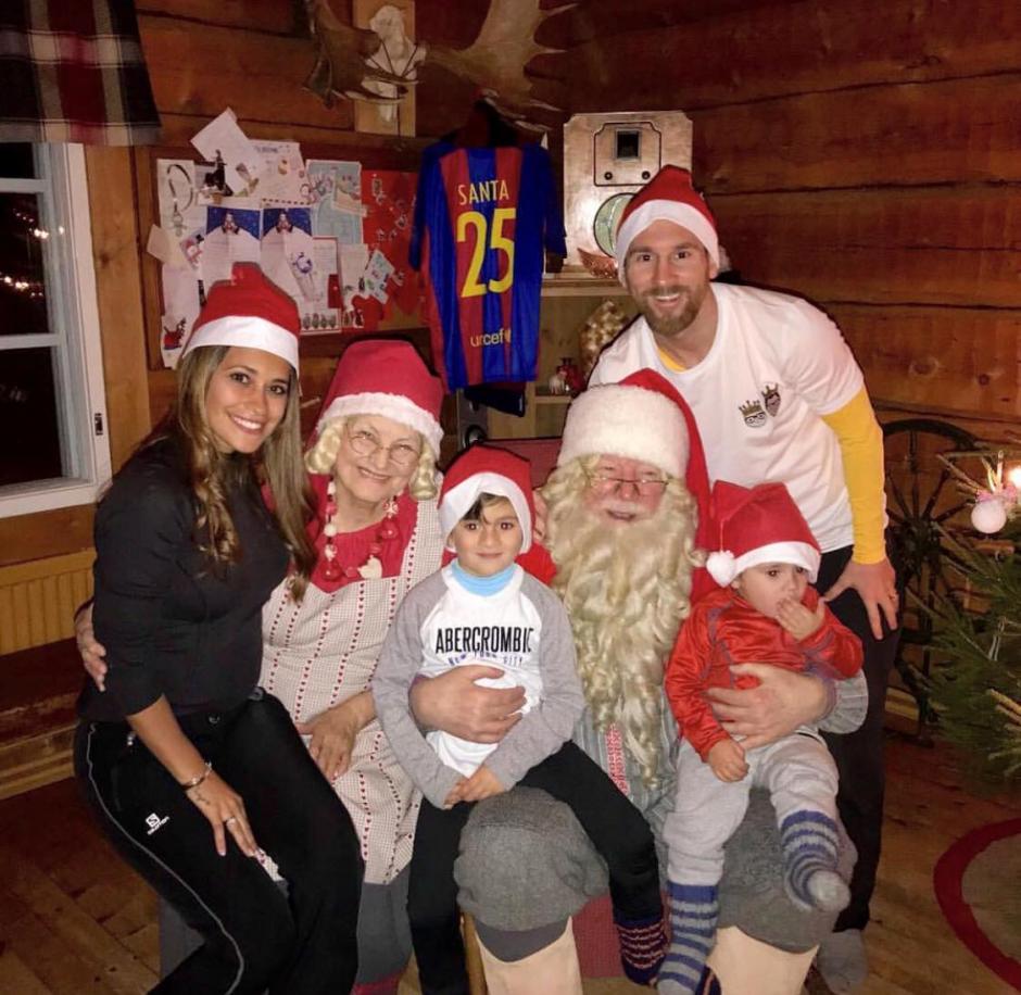 Messi pos&oacute; junto a su familia y la de Santa Claus. (Foto: Leo Messi/Facebook)