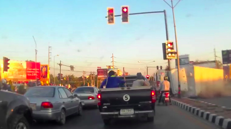 Un sem&aacute;foro fue la salvaci&oacute;n para la motocicleta. (Foto: captura de pantalla)