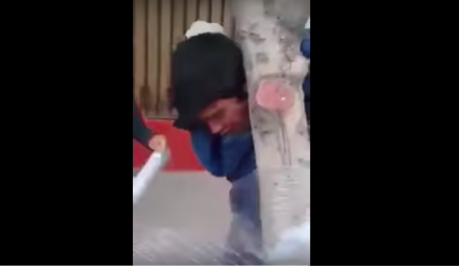 El ladr&oacute;n detenido por los vecinos fue atado a un &aacute;rbol. (Foto: captura de pantalla)