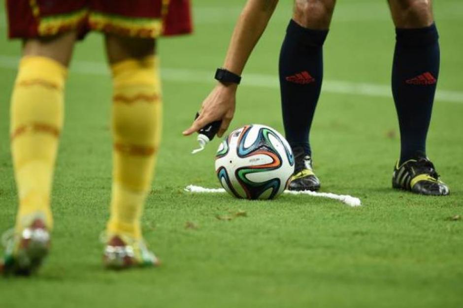 La espuma permite demarcar las distancias entre el punto de una falta y la barrera durante los partidos de f&uacute;tbol. (Foto: Archivo/AFP)