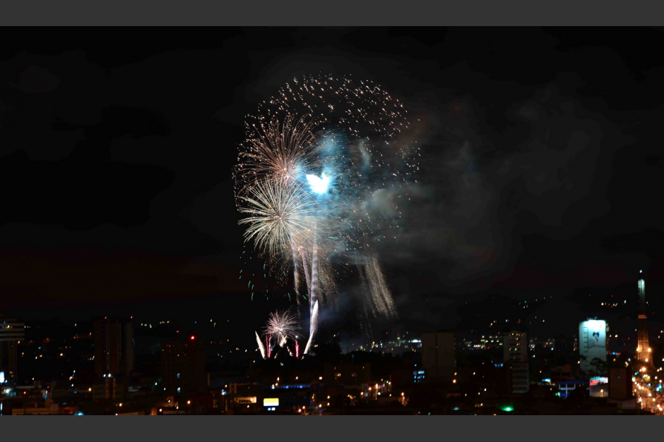 Los guatemaltecos hicieron de una fiesta pirot&eacute;cnica la llegada de la navidad. (Foto: Archivo/Soy502)