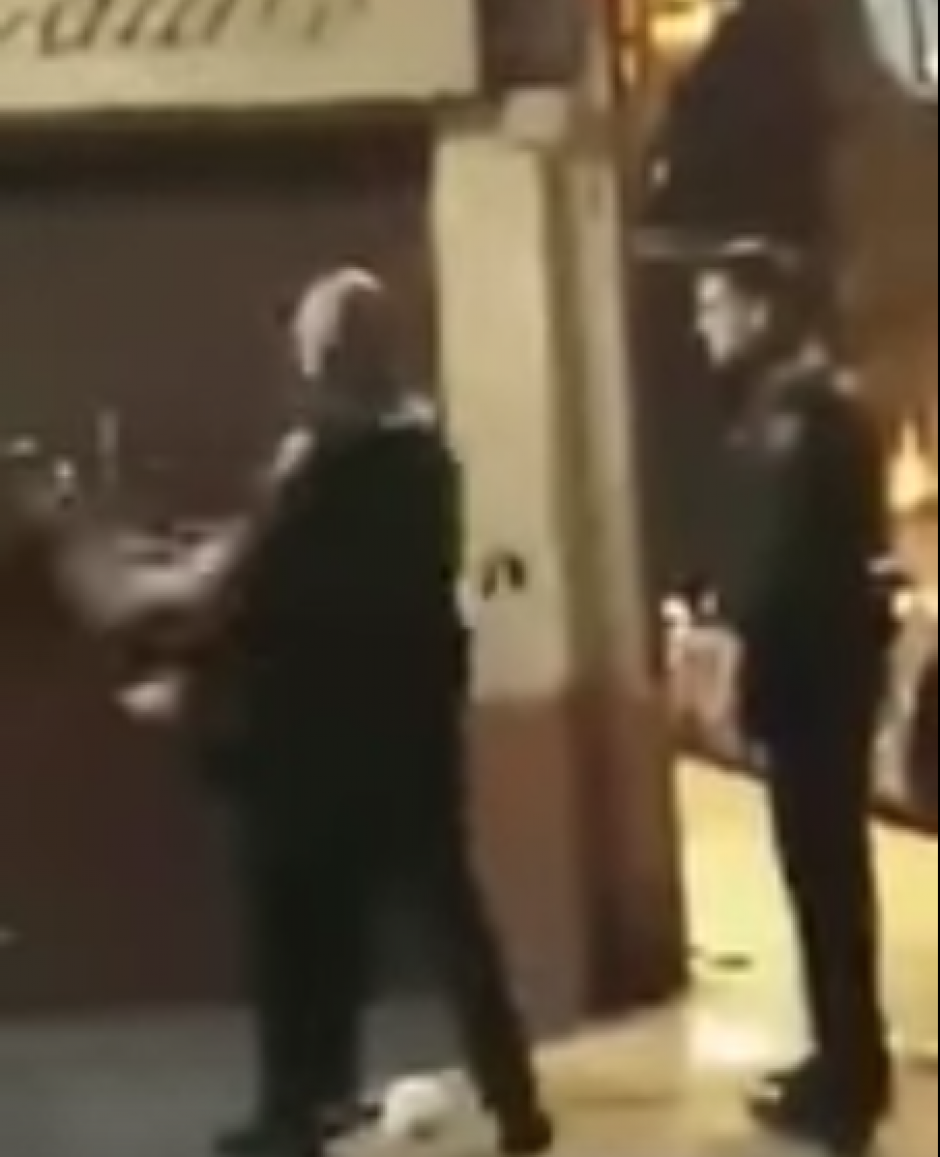 El acto violento fue captado en video y divulgado en las redes sociales. (Foto: captura de video/YouTube)