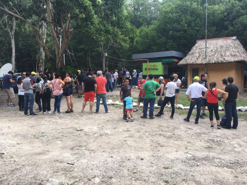 Hasta dos horas de fila para ingresar al parque Tikal reportaron usuarios. (Foto: usuarios Soy502)&nbsp;