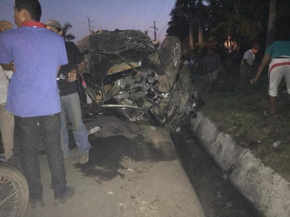 Un carro qued&oacute; totalmente destruido tras el aparatoso accidente. (Foto: El Escuintleco)