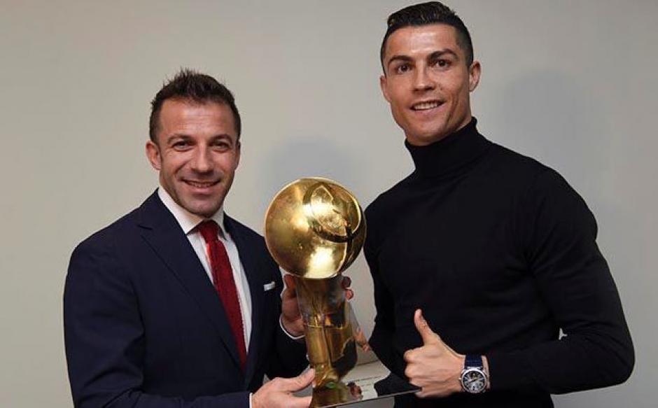 Cristiano Ronaldo recibe el premio al mejor jugador del 2017 de manos de Alessandro del Piero. (Foto: Captura de video)