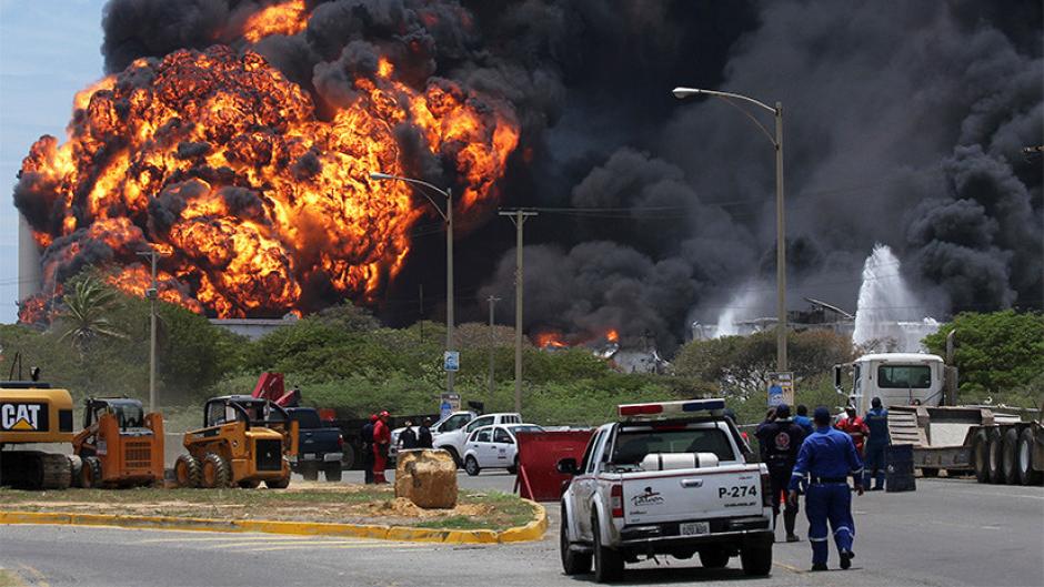 Un incendio se produjo en el centro de Paraguan&aacute; del complejo de refiner&iacute;a petrolera Amuay en Venezuela. (Foto: RT)&nbsp;