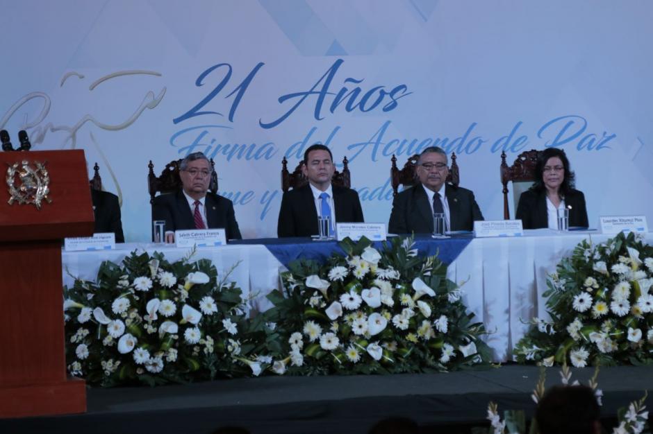El presidente Jimmy Morales permaneci&oacute; durante varios minutos con los ojos cerrados durante el inicio de la ceremonia para conmemorar el 21 aniversario de la Firma de los Acuerdos de Paz. (Foto: Alejandro Bal&aacute;n/Soy502)&nbsp;