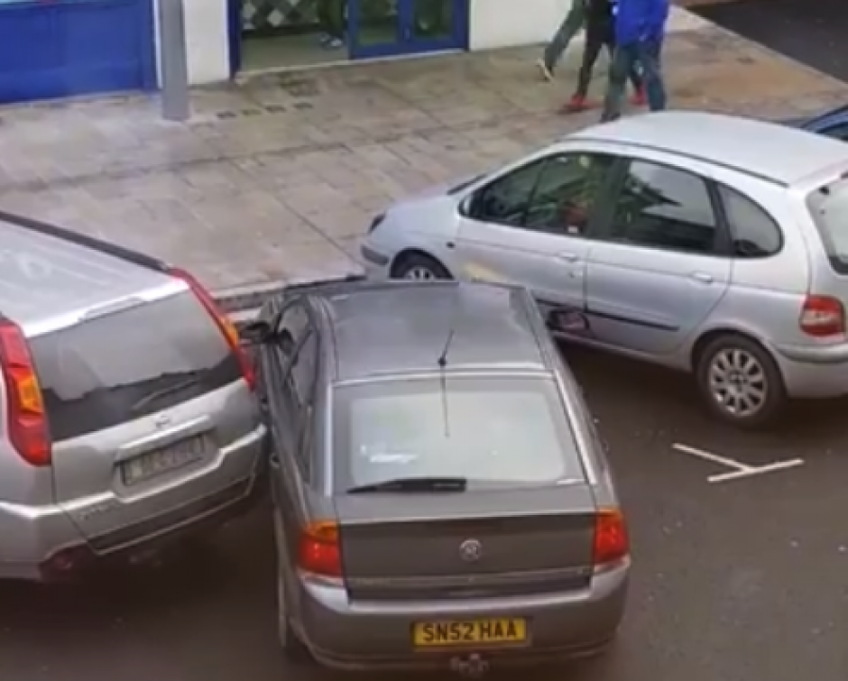 El fallido intento de estacionarse se vuelve viral. (Foto: Captura de video)