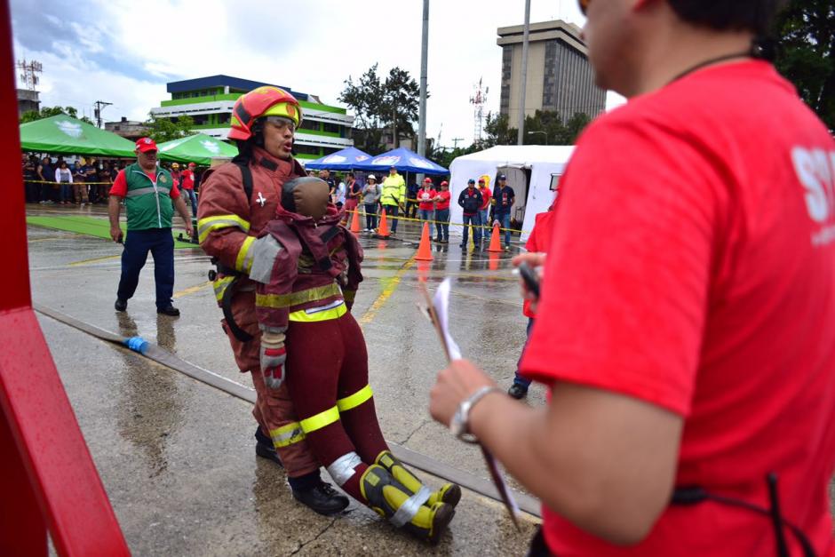 Desaf&iacute;o "Hombres de fuego" puso a prueba a los bomberos. (Foto: Jes&uacute;s Alfonso/Soy502)