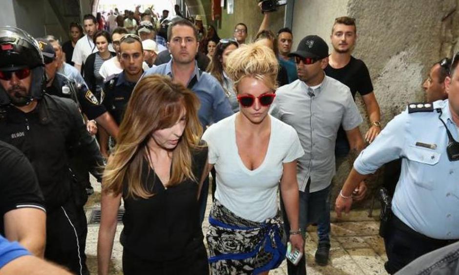 La cantante pase&oacute; por Jerusal&eacute;n previo a su concierto en Israel. (Foto: Twitter)