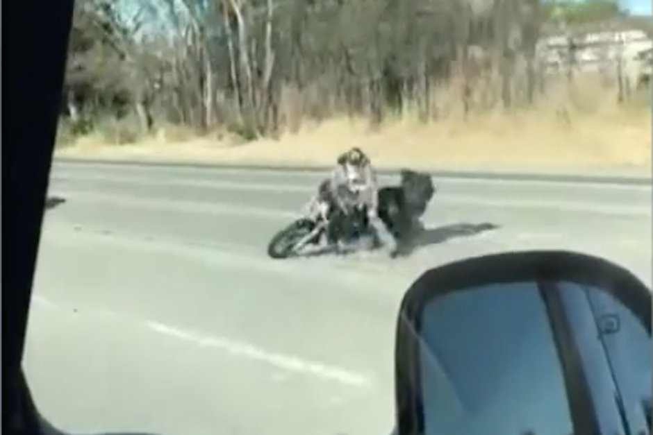 El motociclista tambale&oacute; en varias ocasiones hasta perder el control de la motocicleta y caer en la carretera. (Imagen: captura de pantalla)