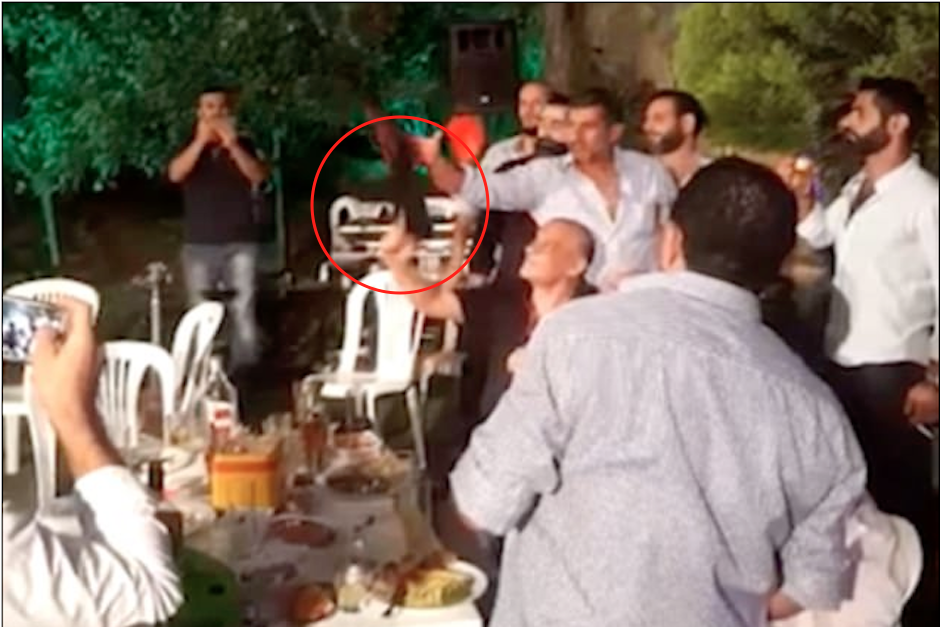 En estado de embriaguez, el novio no pudo sostener el fusil con una sola mano. (Imagen: captura de pantalla)