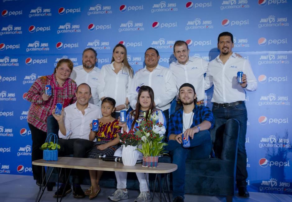 Algunos de los embajadores de Guatemorf&oacute;sis posan junto a representantes de Pepsi. (Foto: George Rojas/Soy502)