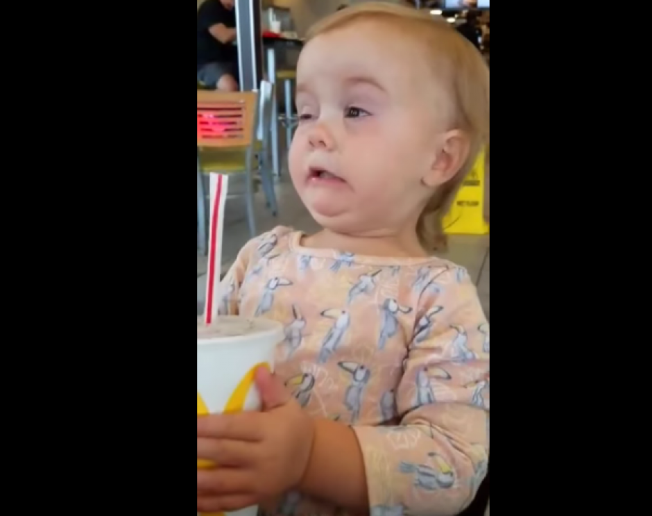 El video se viraliz&oacute; por la reacci&oacute;n de la ni&ntilde;a. (Foto: Captura YouTube)&nbsp;