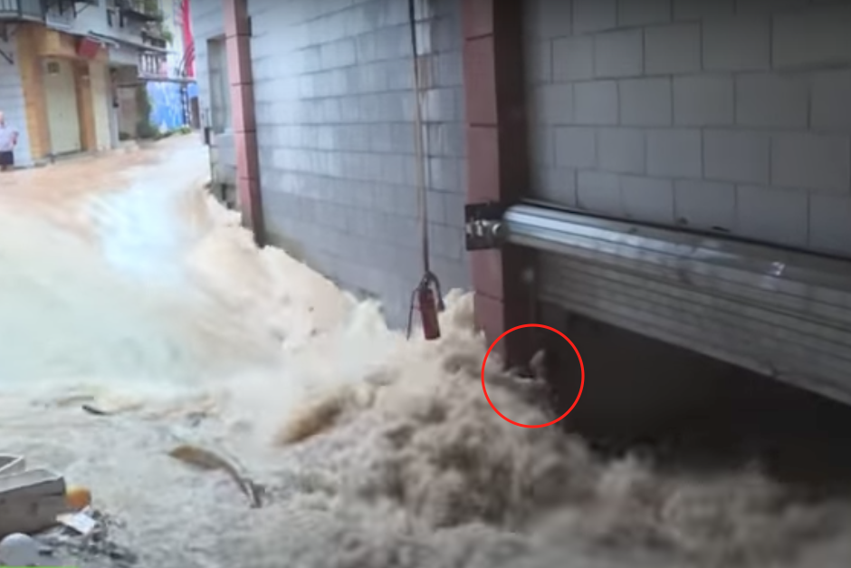 El hombre quedó atrapado en un garage luego de ayudar a desviar el tráfico para que no fueran arrastrados por la corriente. (Imagen: captura de pantalla)