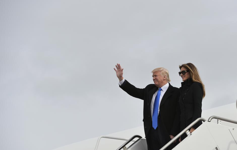 Donald Trump tuvo un peque&ntilde;o descuido al bajar del avi&oacute;n. (Foto: El Nuevo Diario)&nbsp;