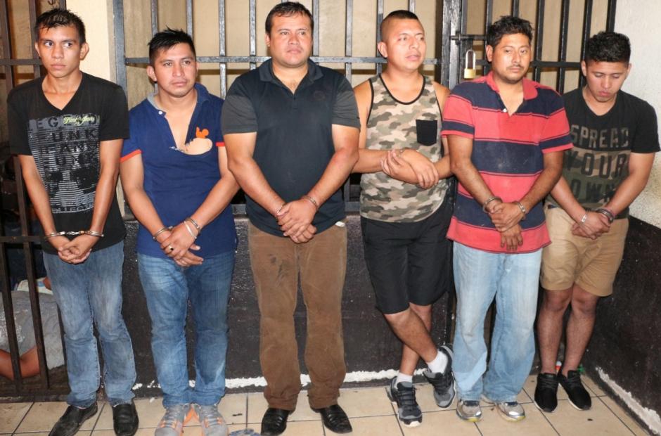 Estos son los seis hombres que fueron capturados en Escuintla. (Foto: PNC)